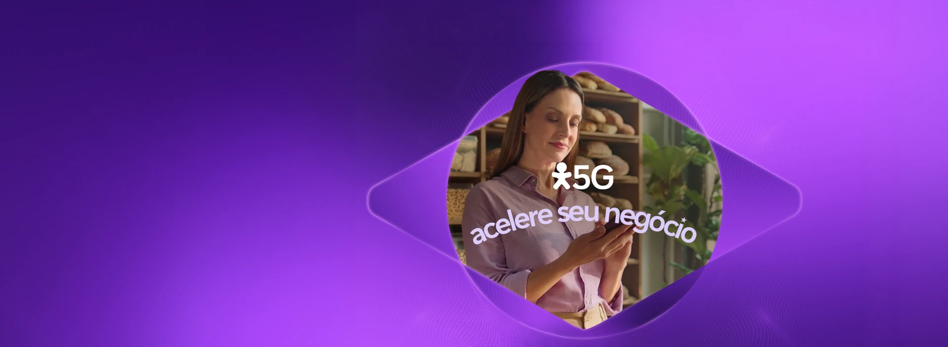 Imagem de mulher em padaria mexendo no celular. Com logo Vivo 5G. Lê-se: Acelere seu negócio.