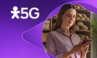 Imagem de mulher em padaria mexendo no celular. Com logo Vivo 5G.