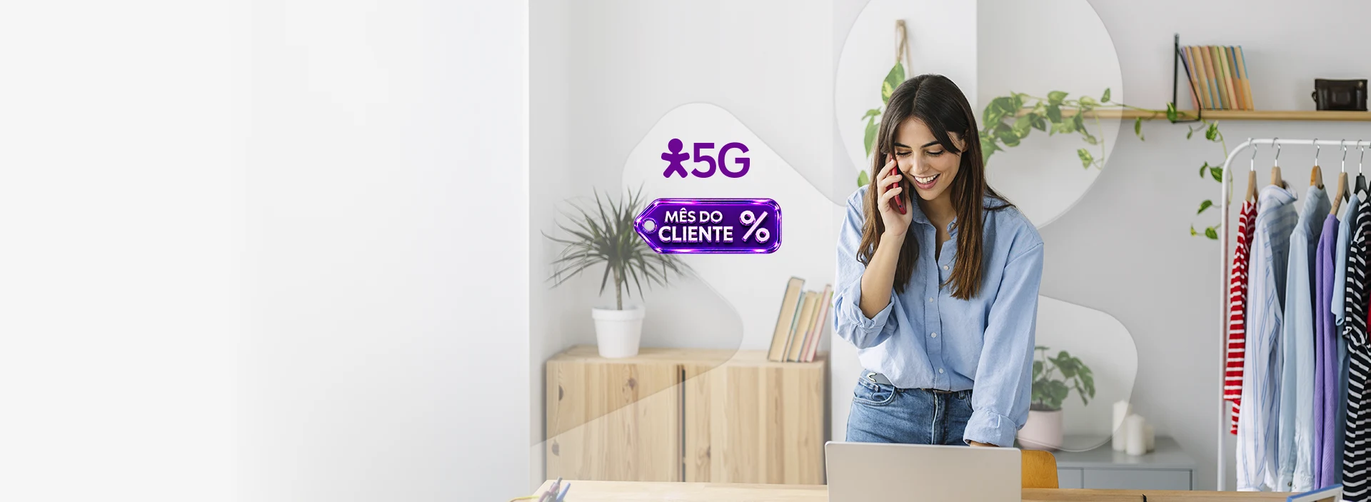 Pessoa usa smartphone ao lado de notebook em banner do Mês do Cliente 5G.