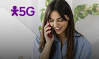 Pessoa usa smartphone ao lado de notebook em banner do Mês do Cliente 5G.