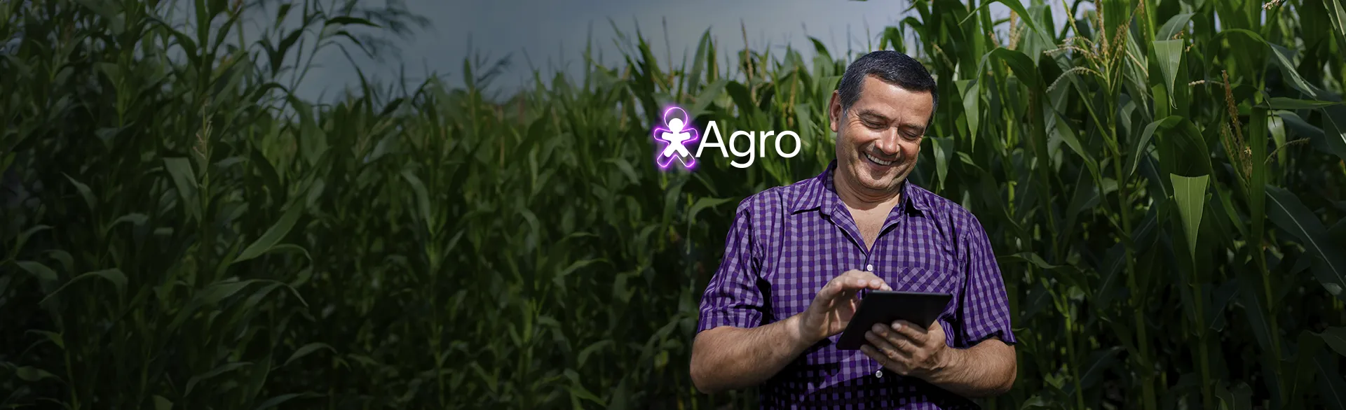 Imagem de um fazendeiro mexendo em um tablet no meio de uma plantação. Com logo Vivo Agro.