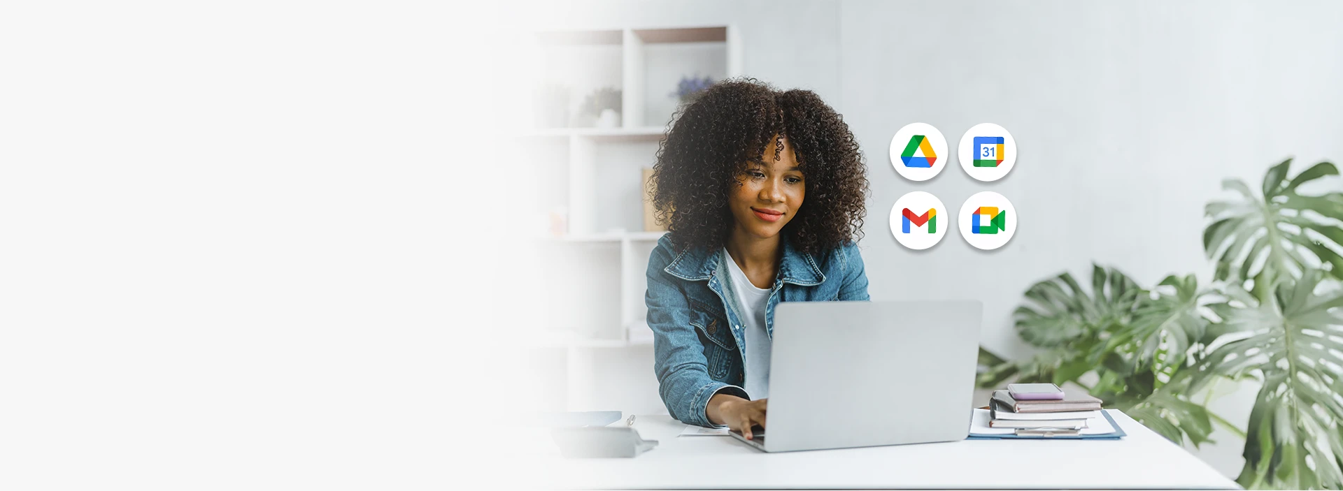 Imagem com mulher mexendo no notebook, ao lado ícones dos aplicativos Google Workspace