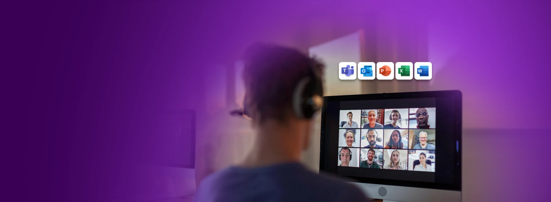 Imagem de uma pessoa sentada participando de uma reunião virtual e ícones da Microsoft flutuando.
