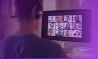 Imagem de uma pessoa sentada participando de uma reunião virtual e ícones da Microsoft flutuando.