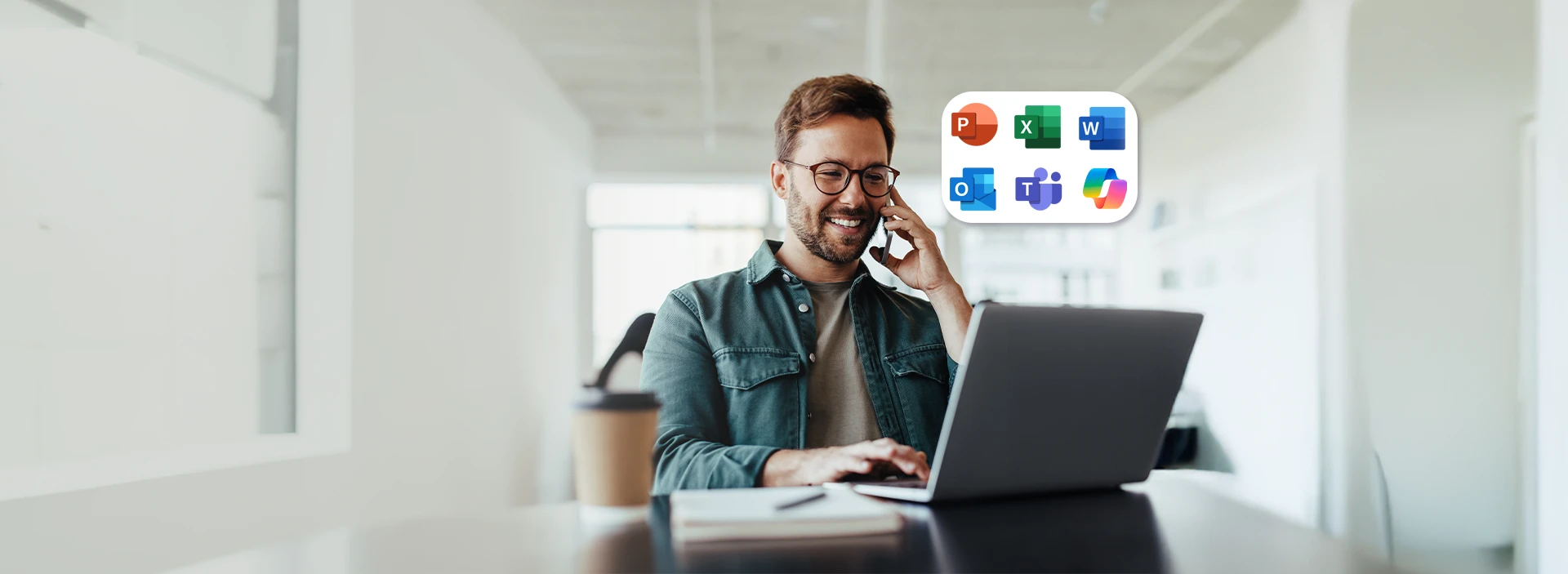 Imagem de homem sentado em frente ao computador, com ícones dos apps do Microsoft 365.